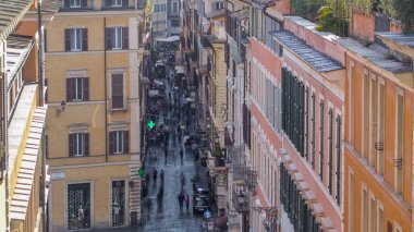 Roma'nın merkezi bir güneşli gün timelapse üzerinde insanlarla dar sokak. Piazza di Spagna için önde gelen İspanyol merdivenleri yakınında üstten görünüm