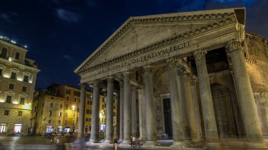 Roma timelapse hyperlapse sokaklarında Çeşme Trevi gösteren restoran ve insanlar bulanıklık gece Pantheon yürüme mesafesindedir. Gece çalıştırmak