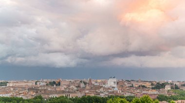 Roma, İtalya 'nın tarihi merkezinin panoramik hava görüntüsü. Şiddetli dramatik renkli bulutlu şehir manzarası ve gün batımından önce yağmur