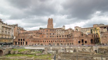 İtalya 'nın başkenti Roma' da Via dei Fori Imperiali 'de Trajan' ın Market zaman atlaması (Mercati Traianei) panoramik görüntüsü. Bulutlu gökyüzü