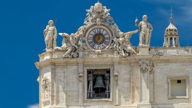 Bir dev saatler ve St. Peter's cephe timelapse çan. İki saat St Peter's cephe her iki tarafta 1786-1790 yılında Giuseppe Valadier tarafından eklenmiştir.