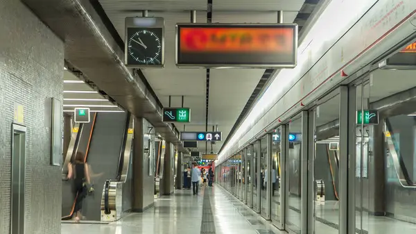 Subway Train Station Interior Timelapse Central Clock Escalator Hong Kong — Stock Photo, Image