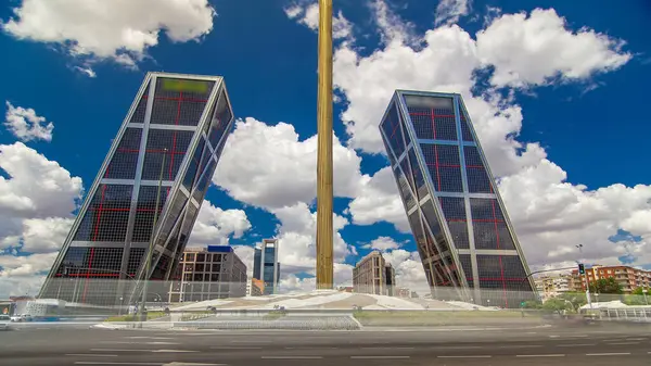 İspanya 'nın Madrid kentinde İspanya' nın Bankia kentinde bulunan mavi bulutlu gökyüzü Plaza de Castilla 'dan KIO kuleleri veya Avrupa Ağ Geçidi zaman atlaması.