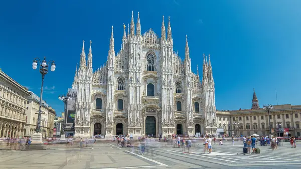 Καθεδρικός Ναός Duomo Μπροστά Τους Ανθρώπους Περπατούν Στην Πλατεία Γοτθικός — Φωτογραφία Αρχείου