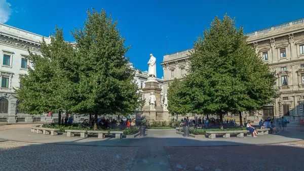 Scala 广场的达芬奇纪念碑 Scala 正方形 Timelapse Hyperlapse 它设计由雕刻家彼得马格尼在1872年在意大利的米兰 夏日的蓝天 — 图库照片