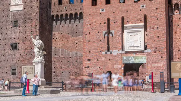 Στην Αυλή Του Κάστρο Των Σφόρτσα Και Άγαλμα Castello Sforzesco — Φωτογραφία Αρχείου