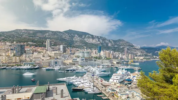 Monte Carlo şehri havacılık panorama zaman çizelgesi. Monaco, Cote d 'Azur limanındaki lüks yatlar, tekneler ve tarihi binaların manzarası. Yukarıdan Hercule Limanı.