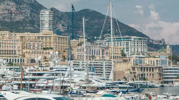 Monte Carlo şehri hava zaman ayarlı. Kumarhane manzarası, lüks yatlar, tekneler ve Monako limanındaki tarihi binalar, Cote d 'Azur. Yukarıdan Hercule Limanı.