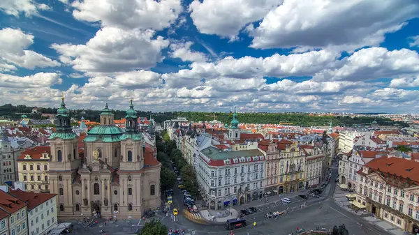 Aziz Nikolaos Kilisesi ve Eski Şehir Meydanı timelapse, Prague, Çek Cumhuriyeti. Astronomik Saat Kulesi bulutlu yaz gün üzerinden üstten görünüm