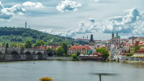 Vltava Floden Vallen Timelapse Solig Sommardag Prag Tjeckien Karlsbron Torn — Stockfoto
