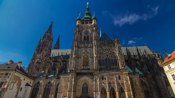 St. Vitus Katedrali timelapse hyperlapse Prag'da turistler tarafından çevrili. Prag Kalesi ve birçok bohem krallar ve Kutsal Roma imparatorları mezarlar içeren içinde bulunduğu.