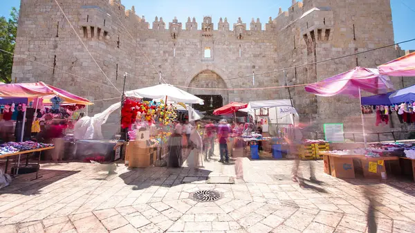 ダマスカス門またはシェム門への入り口は イスラエルのエルサレムの旧市街への門の1つであるハイパーラプスを通過します 入り口付近の人混み ストック画像