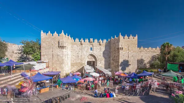 ダマスカス門またはシケム門は イスラエルのエルサレムの旧市街への門の一つである過経過をタイムラプスします 入り口付近の人混み ストック写真