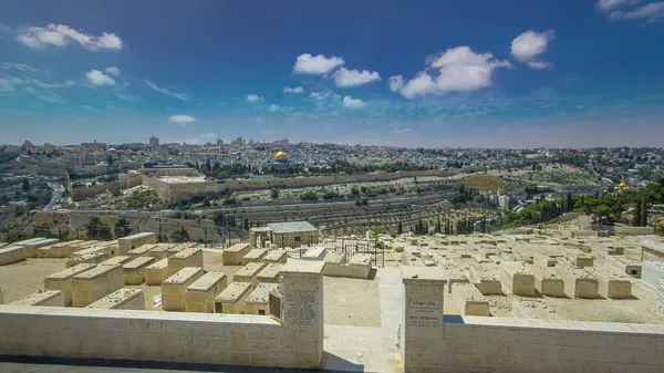 エルサレムのパノラマビューは 古いユダヤ人墓地の近くにオリーブ山から岩のドームで超過分をタイムラプスします 夏の日の青空 ロイヤリティフリーのストック画像
