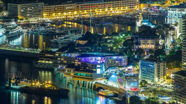 壮大なコルニッチ道路の夜のタイムラプスからモナコの空中トップビュー モナコフランス 夜の照明だ 道路上の交通 ヨットと港の水の反射 ロイヤリティフリーのストック写真