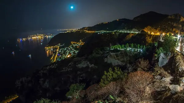 Noční Pohled Pobřeží Středozemního Moře Měsíc Nad Středověkými Domy Osvětlením Stock Snímky