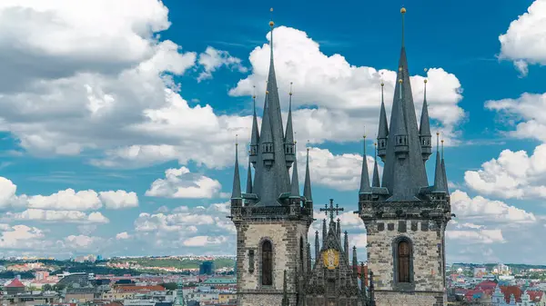 聖母教会ティーン タイムラプスでプラハ チェコ共和国の前に 美しい曇り空のプラハ旧市街のゴシック様式の教会 旧市庁舎の塔から平面図 ストックフォト