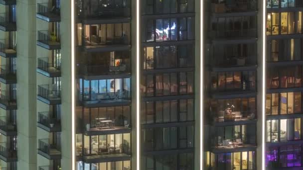 Höga Block Lägenheter Med Glödande Panoramafönster Ligger Bostadsområdet Staden Antenn — Stockvideo