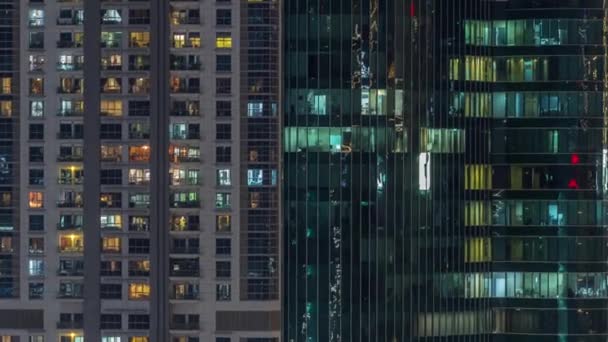 Ferestrele Clădirilor Birouri Rezidențiale Iluminate Timp Noapte Arhitectură Din Sticlă — Videoclip de stoc