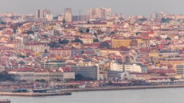 Lizbon 'un Santos bölgesi, rıhtımı ve Tagus Nehri zaman çizelgesi çevresindeki gökyüzü görüntüsü gün batımında Almada' daki Cristo Rei Sığınağı 'ndan alındı. Lizbon, Portekiz.