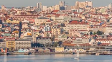 Tejo nehrindeki Cais Do Sodre feribot terminali yakınlarındaki kalabalığın hava görüntüsü, Lizbon, Portekiz 'den geçen tekneler. Arka planda renkli evler. Gün batımında Almada 'dan üst görünüm