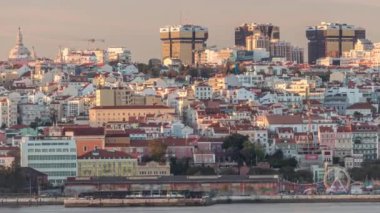 Amoreiras alışveriş merkezi kuleleriyle Lizbon 'un gökyüzü manzarası. Santos bölgesi yakınlarındaki tarihi binalar, rıhtım ve Tagus Nehri zaman çizelgesi gün batımında Almada 'nın güney sınırında. Lizbon, Portekiz