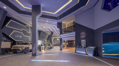 Abu Dabi, BAE - 25 Şubat 2023: Uluslararası Savunma Sergisi ve Konferansı, IDEX zaman atlaması. Stratejik olarak önemli üçlü servis sergisi. Tawazun Konseyi pavyon helikopteri içeride.