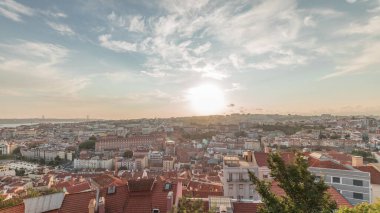 Panorama, Lizbon 'un ünlü hava manzarasını Miradouro da Senhora do Monte turist bakış açısından gösteriyor. Alfama ve Mauraria eski şehir zaman dilimi, 25 Nisan Köprüsü, gün batımında. Lizbon, Portekiz