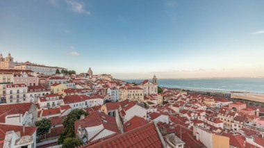 Gün batımında Lizbon 'da Alfama' nın hava görüntüsünü gösteren panorama. Eski şehrin en eski bölgesinde kırmızı çatılar, Belvedere Miradouro das Portas do Sol, Portekiz 'den Ulusal Panteon.