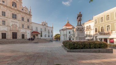 Panorama, Santarem See Katedrali manzaralı Sa da Bandeira Meydanı 'nı gösteriyor. Namı diğer Nossa Senhora da Conceicao Kilisesi zaman çizelgesi. Yürüme alanı. Portekiz