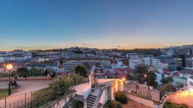Panorama, Jardim do Torel 'i günden geceye geçiş süresini gösteriyor. Geleneksel bir bahçe ve Lizbon şehir merkezine alışılmadık manzaralı bir bakış açısı. Terası ve büyük bir göleti var. Portekiz