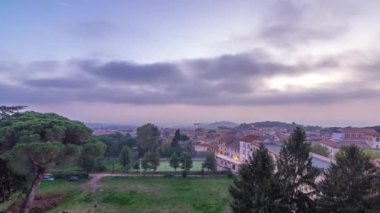 Twilight Tranquility: Albano Laziale Day to Night Timelapse - Yaz Akşamı Günbatımından İtalya 'da Geceye Geçiş Süresinde Eski Evlerin, Ağaçların ve Çatıların Havadan Görünümü