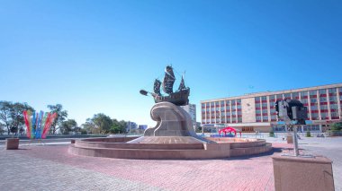 Astana Meydanı 'nda yelkenli gemi heykeli zaman atlaması. Aktau, Kazakistan 'da Şehir Konseyi Şehir Manzarasının Sanatsal Özünü Yakalıyor