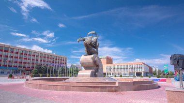 Astana Meydanı, Aktau, Kazakistan 'da yelkenli gemi heykeli zaman atlaması. Şehir Konseyi Arkaplan Olarak, Şehrin Kültürel Deniz Pelerini Açığa Çıkarılıyor