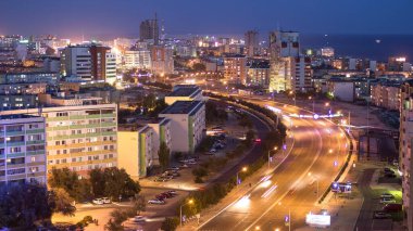 Alacakaranlık Dönüşümü: Aktau Şehri Hazar Denizi Kıyısı Günü 'nden Gece Zamanlamasına. Hava Üst Manzarası, Şehrin Alacakaranlıktan Geceye Geçişi, Kazakistan 'ın Kıyı Güzelliği boyunca