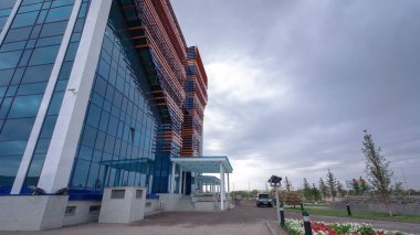 Aktobe City, Batı Kazakistan 'da Modern Office Building Timelapse Hyperlapse. Bulutlar Tepemizde Sürükleniyor, Bölgenin Gelişmişliğini Yansıtıyor