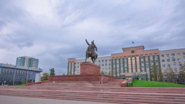 Abulkhair Khan Anıtı Timelapse Hiperlapse Aktobe City, Batı Kazakistan. Bulutlar Başımızın Üstünü Süpürüyor, Anıtı Kaplıyor Batı Kazak Mirası 'nın bir duvar halısıyla