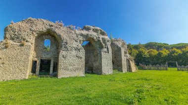 Anfiteatro Severiano Timelapse Hyperlapse, Albano Laziale, İtalya 'da. Tarihin doğanın tuvaliyle buluştuğu Yeşil Çimen ve Gökyüzü Büyüleyici Görünümü