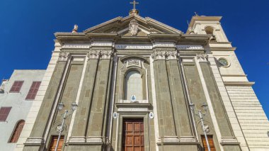 İtalya 'nın Albano Laziale kentindeki Duomo di San Pancrazio Martire' den Timelapse Hyperlapse. Güzel bir günde ön manzara, İtalyan Mirasının Parlaklığını Yakalıyor