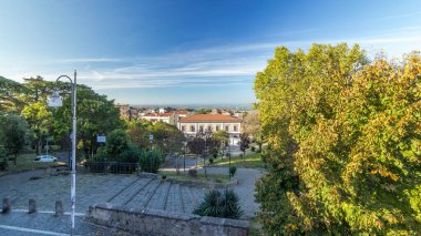 Albano Laziale Tren İstasyonu ve İtalya 'daki Park Timelapse Hiperlapse. Sabah Havası Görünümü, Yukarıdan Gelen Merdiven ve Huzur Gösterimi