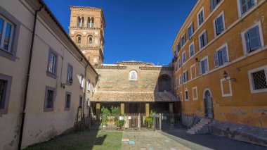 İtalya 'nın Albano Laziale kentindeki Rotonda Kilisesi' nden Aziz Maria 'nın hızlandırılmış zamanı. Girişle Önden Görünüm, İtalyan Kilise Mimarisinin Ebedi Güzelliğini Yakalamak