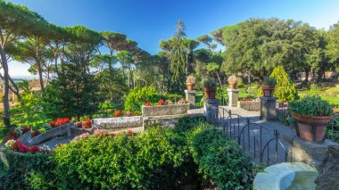 Villa Doria Pamphili Parkı, Albano Laziale, İtalya 'dan Timelapse Hyperlapse. Yeşil Ağaçların Parlaklığının ve Sıcak Işığın tadını çıkarın, Güzelliğin Kalbindeki Büyüleyici Yolculuk