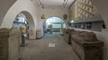 Albano Laziale, İtalya 'daki Museo Di Villa Ferrajoli' den Timelapse Hyperlapse. Çeşitli sergiler ve Zengin Anlatımlarla dolu Tarihi Müzenin İçini Keşfedin