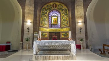 İtalya 'nın Albano Laziale kentindeki Rotonda Kilisesi' nin Aziz Maria Kilisesi 'nin İçinde Zaman Hızlandırması. Bankların Zarif Perspektifi, İtalyan adanmışlığının Sakin Atmosferini Yakalıyor