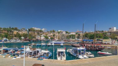Yat Limanı ve evlerde eski kasaba timelapse hyperlapse Antalya, Türkiye. Turistik Şehir Merkezi Antalya deniz koyunda. Antalya, Türkiye'nin Simgesel Yapı güneşli bir günde.