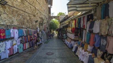 Güneş gözlüğü, mıknatıslar, Arap lambalar geniş yelpazesi ile turizm Pazar ve diğer Hatıra Eşyası timelapse hyperlapse Antalya'da yol gösterecek. Güneşli yaz gün