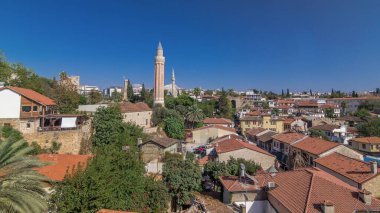 Antalya Old Town timelapse hyperlapse, Türkiye, Yivli Minare, saat kulesi ve Tekeli Mehmet Paşa Camii ile kırmızı kiremit çatılar. Yaz günü, mavi gökyüzü