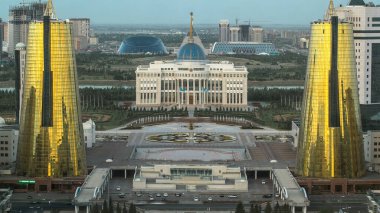Altyn Orabusiness Center ile Ak Orda 'nın önünde bir meydan. Bayterek kulesinden hava görüntüsü. Ak Orda, Kazakistan 'ın başkenti Astana' daki başkanlık konutudur. Nur-Sultan şehri