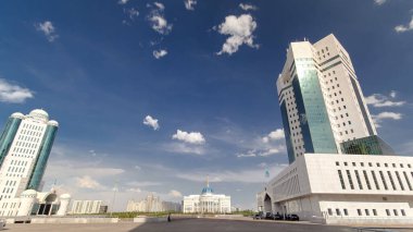 Kazakistan Cumhuriyeti Parlamentosu ve modern turuncu kule zaman atlaması Astana. Hükümet bölgesi. Ak Oraon arka planı. Yaz günü mavi bulutlu bir gökyüzü. Nur-Sultan şehri