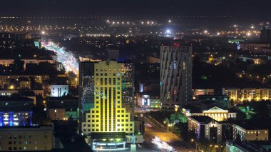 Astana 'da geceleri çatıdan aydınlanan binalar ve yollardaki trafik saatleri. Nur-Sultan şehri, Kazakistan başkenti
